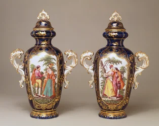 Um par de vasos e tampas oviformes cônicas com fundo azul Chelsea retratando amantes entre árvores, c.1765