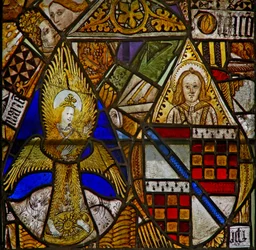 Um painel na janela do leste representando um anjo emplumado e um anjo com um escudo de armas em meio a fragmentos