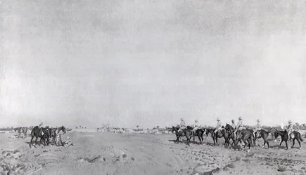 Uma patrulha do 14º Hussardos com o Comandante Tenente-Coronel RW Hewitt DSO se aproximando para levar a rendição turca na Surrender of Kazimain, 11 de março de 1917, publicado em 1918 (photolitho)