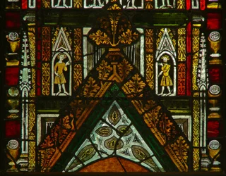 Uma janela na capela da senhora que descreve figuras do dossel