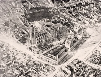 Vista aérea de Ypres em 1915 após a primeira e segunda batalhas de Ypres, de &39;The War Illustrated Album deLuxe&39;, publicado em Londres, 1916