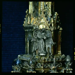 Anjo tocando um gittern com um plectro, detalhe do crozier de William of Wykeham (c.1320-1404) (prata dourada) (ver 205100-32)
