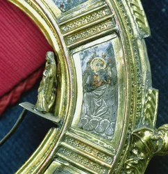 Anjo tocando o trunfo, detalhe do crozier de Guilherme de Wykeham (c.1320-1404) (prata dourada e esmalte champleve) (ver 205100-32)
