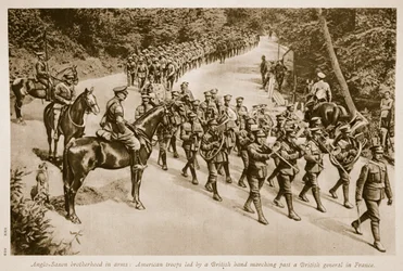 Irmandade anglo-saxônica em armas: tropas americanas lideradas por um bando britânico marchando além de um general britânico na França, 1914-19