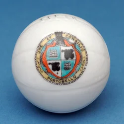Miniatura de lembrança armorial com transferência decorativa do escudo de Portobello (cerâmica)