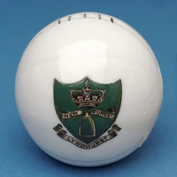 Miniatura de lembrança armorial de futebol com transferência do Lyndhurst, New Forest Crest (cerâmica)