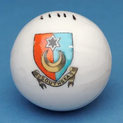 Miniatura de lembrança armorial de futebol com transferência do brasão de Southsea (cerâmica)