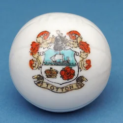 Miniatura de lembrança armorial com transferência da crista de Totton (cerâmica)