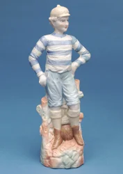Figura Bisque de um jogador de futebol menino no kit listrado azul e branco, c.1890s (cerâmica)