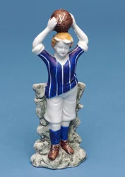 Figura Bisque de um jogador de futebol jogando a bola em (cerâmica)
