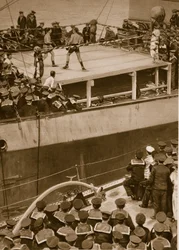 Competição de boxe a bordo de um navio de guerra, com a tripulação de um segundo navio como espectadores adicionais, 1914-19