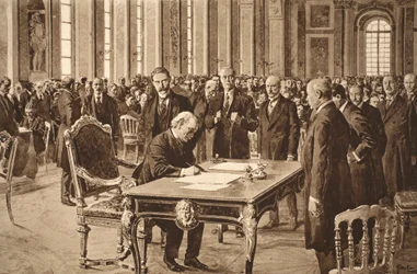 Primeiro-ministro da Grã-Bretanha, assinando o Tratado de Paz com a Alemanha no Salão dos Espelhos em Versalhes, em 28 de junho de 1919