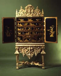 Gabinete chinês de exportação de laca e suporte de gesso dourado no estilo francês, inglês
