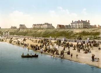 Falésias e praia, Clacton-on-sea (foto colorida à mão)