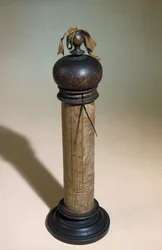 Coluna de relógio de sol pintado com uma figura de São Cristóvão (madeira)