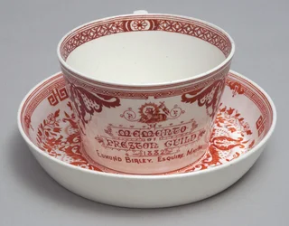 Chávena comemorativa e pires lendo uma lembrança de Preston Guild 1882, Minton, Inglaterra, c.1882 (barro)