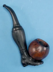 Tubo de composição com haste na forma de uma perna e uma tigela destacável de madeira