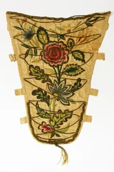 Cream stomacher bordado com um ramalhete de flores em fio colorido e prateado-dourado, c.1700-50 (seda)