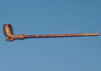 Taça de gravata com haste de bambu e bota esculpida chutando uma bola por baixo (argila)