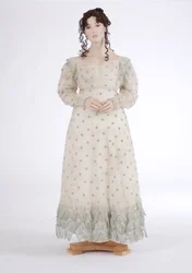 Vestido de dia, c.1815 (musselina de algodão bordada com lã azul)