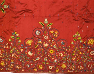 Detalhe de uma saia ou anágua importante de seda carmesim que dizem ter sido bordada por Maria, Rainha dos Escoceses para a Rainha Elizabeth I, enquanto ela estava presa em Hardwick