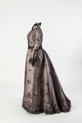 Vestido de cetim de seda floral branco e púrpura com uma camada exterior de rede preta