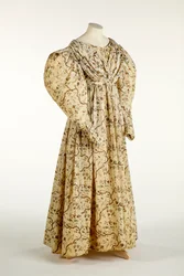 Vestido estampado com desenho de flores e galhos em tecido creme com padrão de grade na trama, c.1830-35 (algodão)