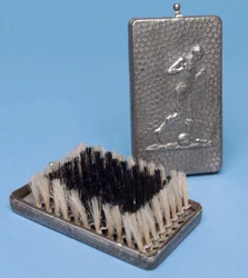 Escova de cabelo dobrável com design de jogador de futebol (metal)