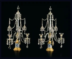 George III Candelabra, c.1790 (vidro lapidado, ormolu e wedgwood jasperware)