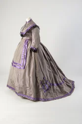 Vestido de tafetá de seda cinzento guarnecido com renda preta e cetim de seda roxo