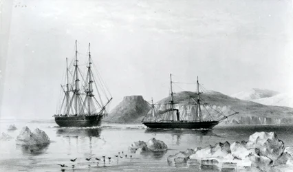 Assistência HMS em Reboque de Pioneer passando John Harrow Mount, North Wellington Channel em 1853 (litografia)