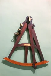 Quadrante Hadley com escala transversal (mogno, latão e marfim)