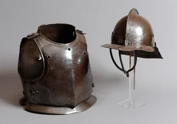 Capacete, peitoral e placa traseira, meados do século XVII (metal)