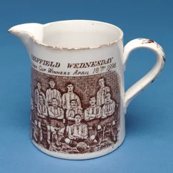 Jarro decorado com a equipe Sheffield Wednesday, 1896 (cerâmica)