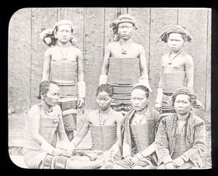 Slide de lanterna mágica mostrando mulheres do mar Dyas tribo, Bornéu c.1900