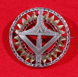 Emblema maçônico ou jóia usada pelos membros da Grande Loja, 1735 (prata e prata dourada com pedras vermelhas e brilhantes)