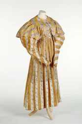 Vestido de musselina com padrão lilás abstrato impresso dentro de design de listra vertical amarelo e branco, c.1820-30 (algodão)