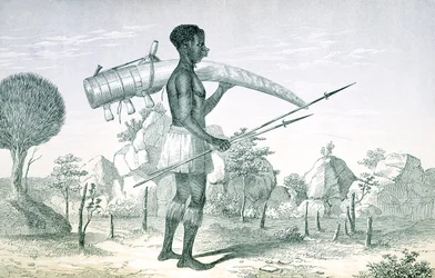 Nativo carregando uma presa de elefante de marfim decorada, de The Lake Regions da África Central, por Richard F. Burton (1821-90), 1860