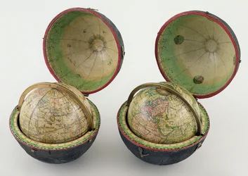 Par de Globos de Bolso, fabricados pela Newton & Son, c.1830 (papelão pierre, latão, papel e couro preto simulado)