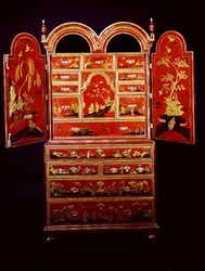 Armário de cúpula dupla Queen Anne no peito com as portas abertas