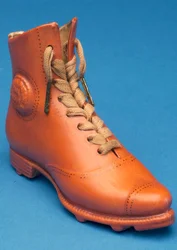 Bota de futebol réplica com laços marcados com a patente de Stevens (cerâmica)