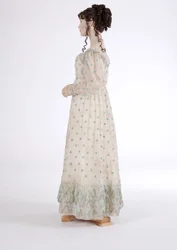 Vista lateral de um vestido de dia, c.1815 (musselina de algodão bordada com lã azul)