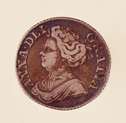 Silver english Groschen, reinado da rainha Anne Stuart (Anne of Great Britain) (1665-1714) 1712. Diam. 2,5 cm Nápoles, museo archeologico