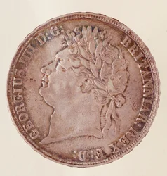 Coroa de prata inglesa, reinado do rei Jorge IV (1820-1830). Diam. 3,7 cm Nápoles, museo archeologico