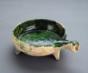Frigideira com esmalte verde e cabo oco (louça de barro)