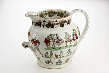 Jarro de Staffordshire decorado com figuras de Arlequim e tema de carnaval, 1866 (china ironstone)