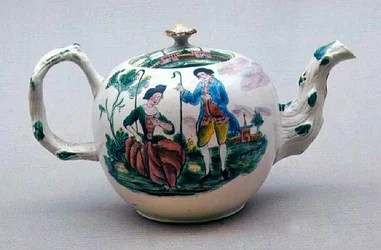 Bule Staffordshire sal-vitrificado decorado en famille rose, c.1770 (cerâmica)