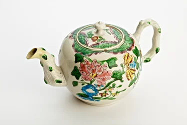 Bule de Staffordshire decorado com crisântemos, 1760 (louça de barro salgada)