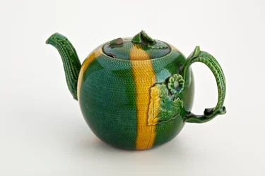 Bule de Staffordshire com manípulo e bica de fundição, 1750 (faiança de chumbo)
