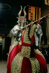 Terno de armadura e armadura de cavalo correspondente